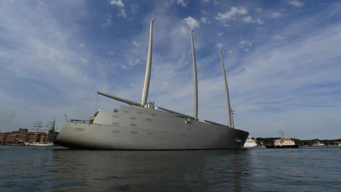 how long is the biggest yacht in the world