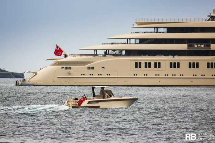 who owns motor yacht dilbar